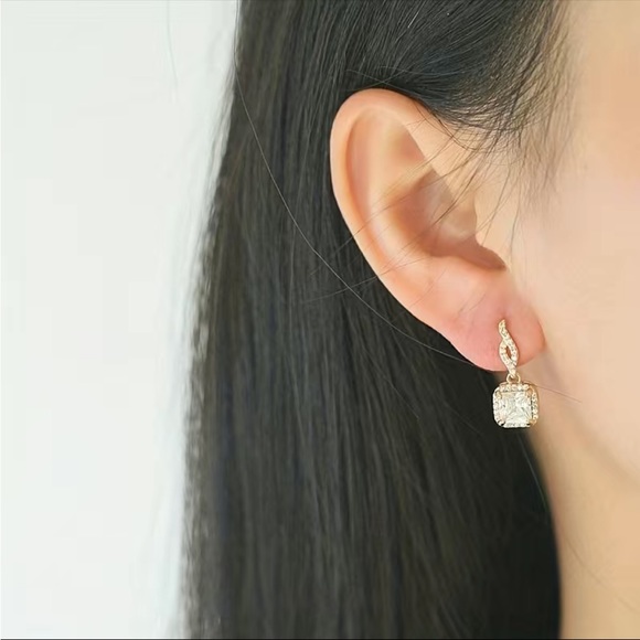 14K gold plated Diamond Sparkling Elegant Earrings - Picture 3 of 3